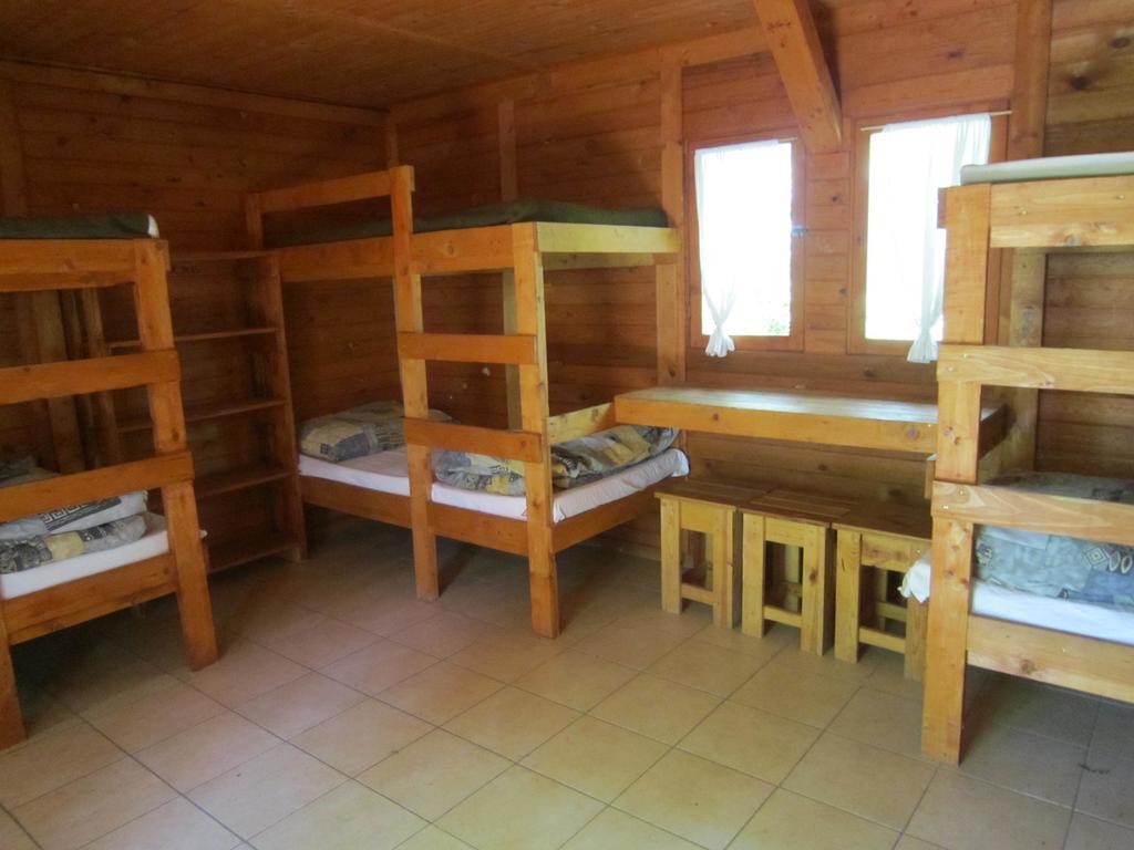 Отель Nyirfaliget Lovaskemping Es Turistahaz Ньиредьхаза Номер фото